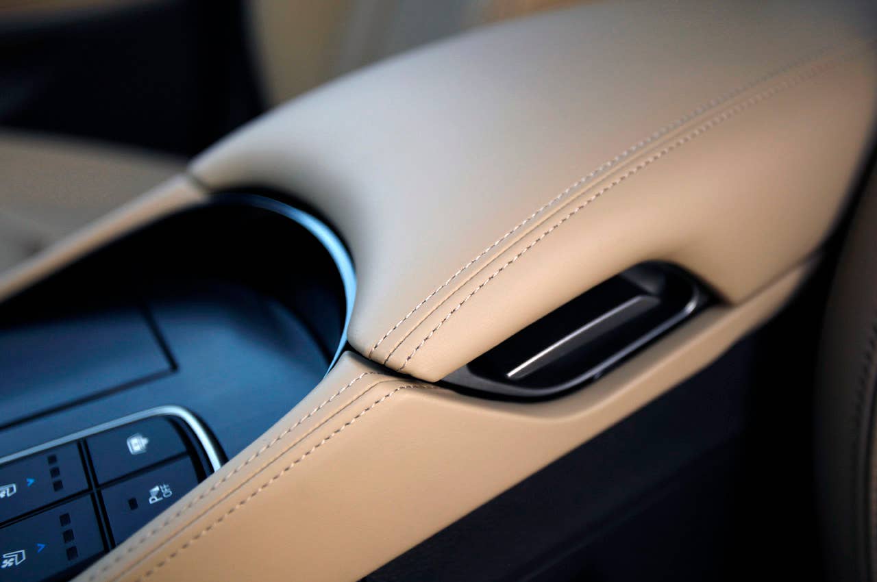 2012 Hyundai Azera center console