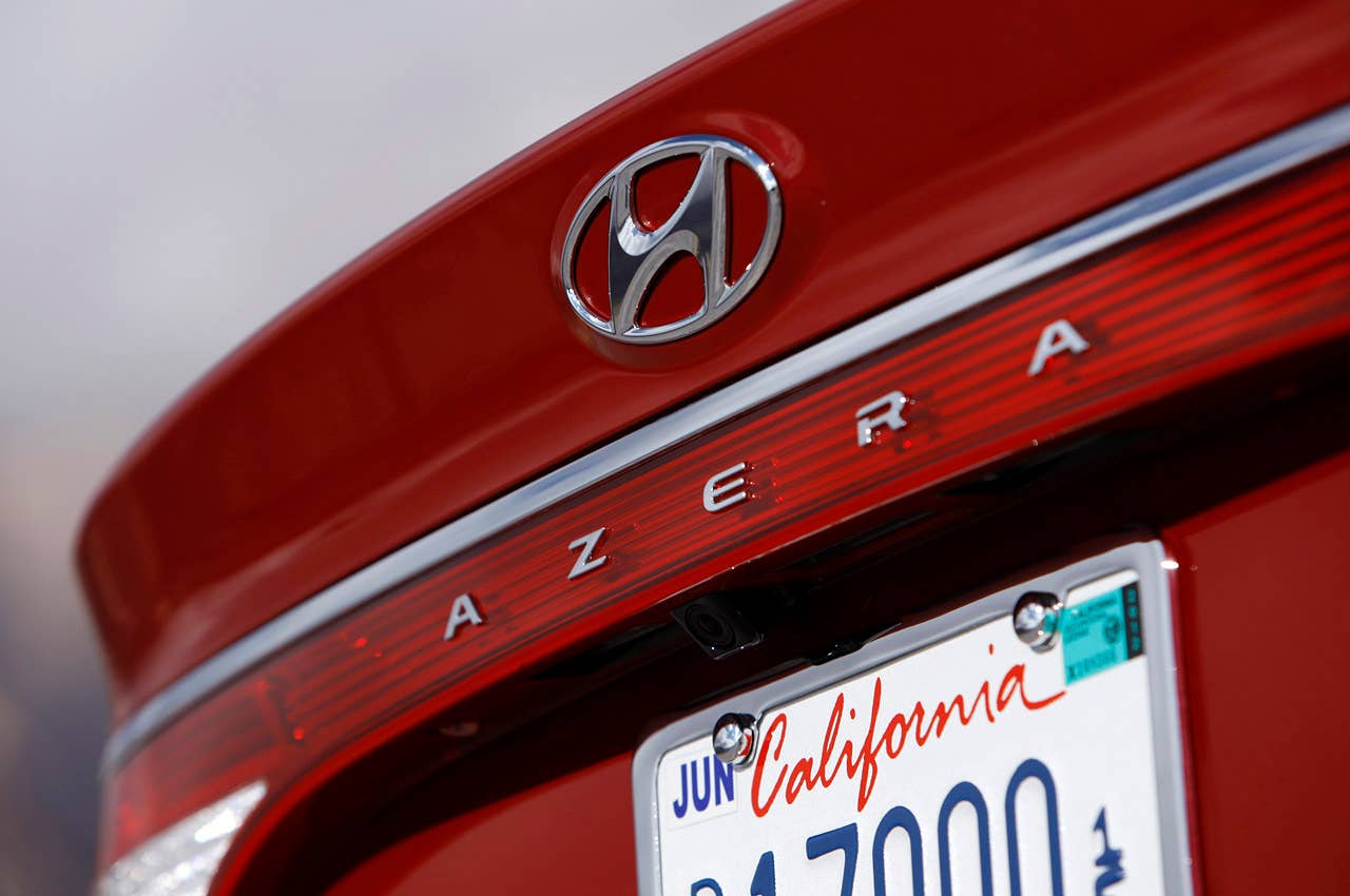 2012 Hyundai Azera badge