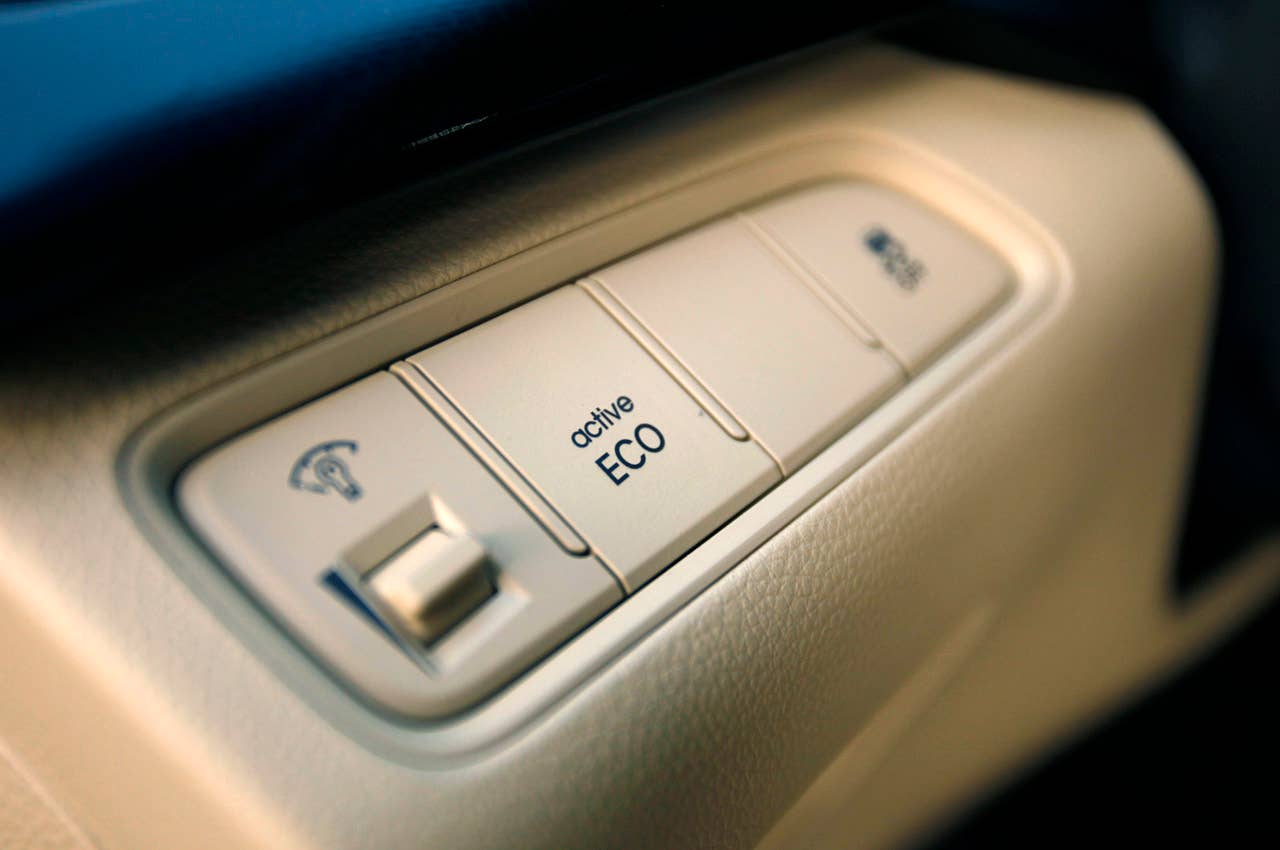 2012 Hyundai Azera active eco button