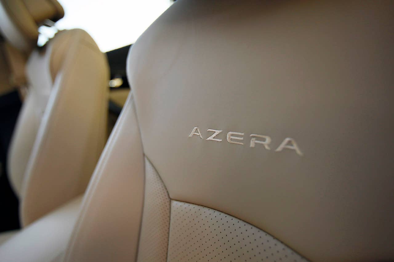 2012 Hyundai Azera front seats