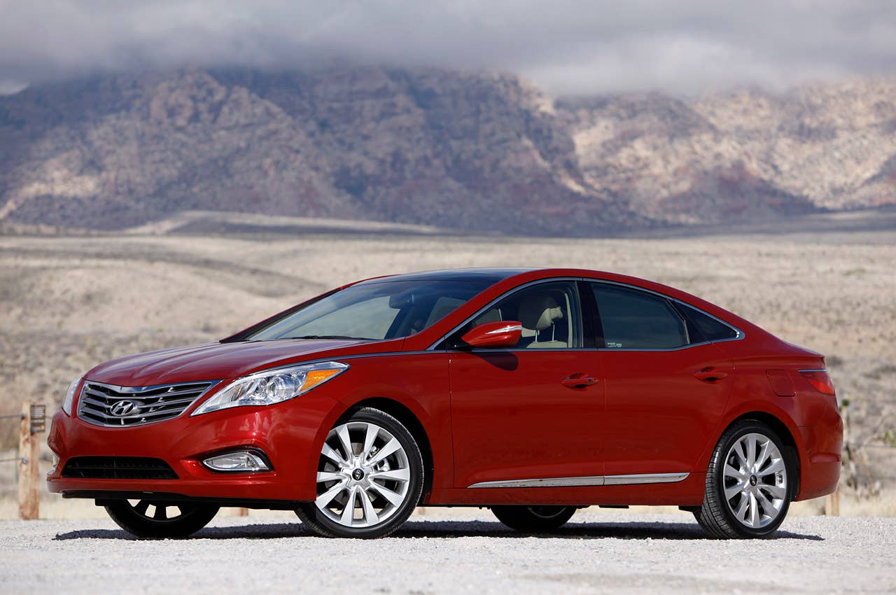 2012 Hyundai Azera front 3/4 view