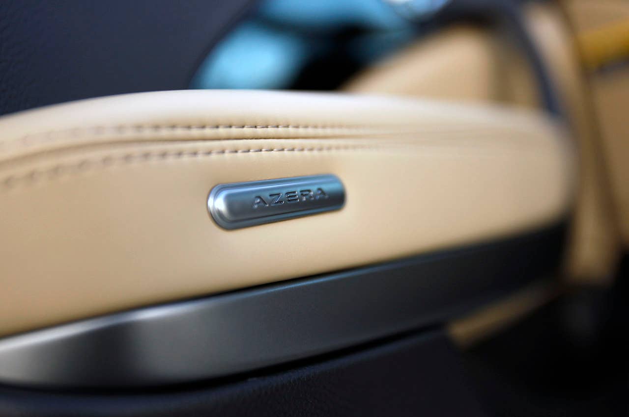 2012 Hyundai Azera badge