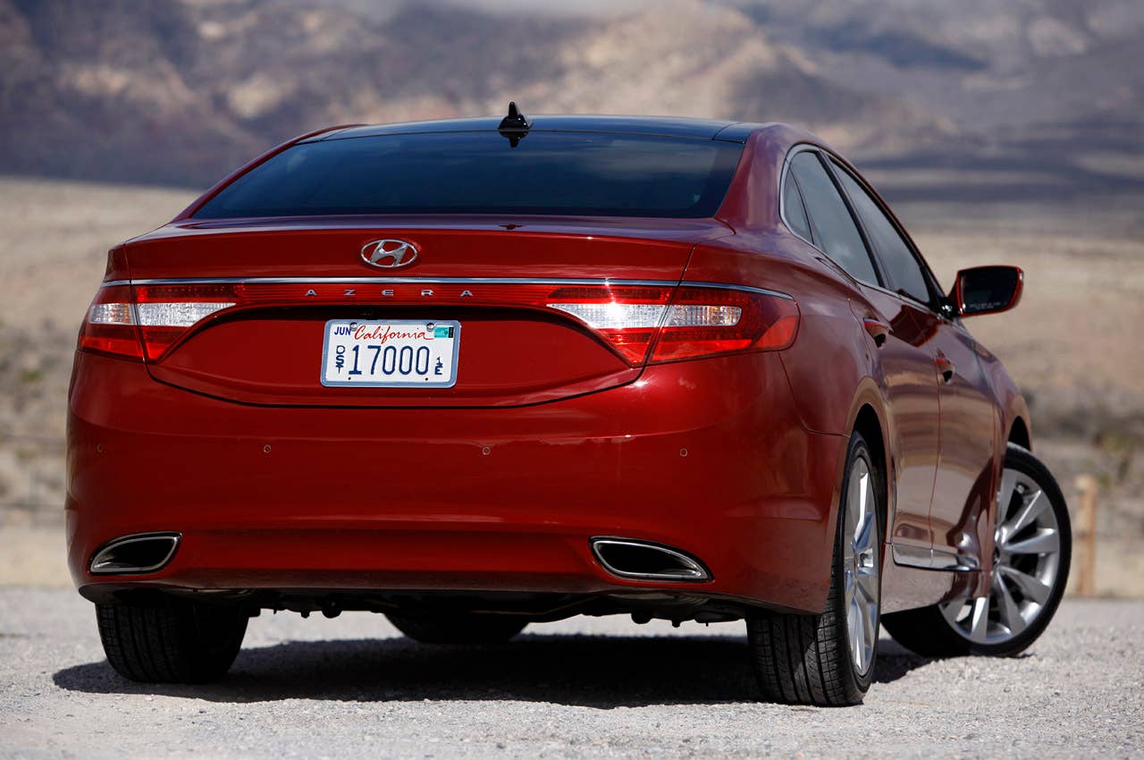2012 Hyundai Azera rear 3/4 view