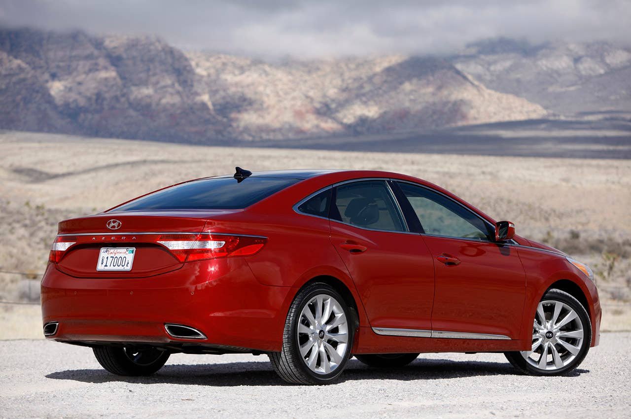 2012 Hyundai Azera rear 3/4 view