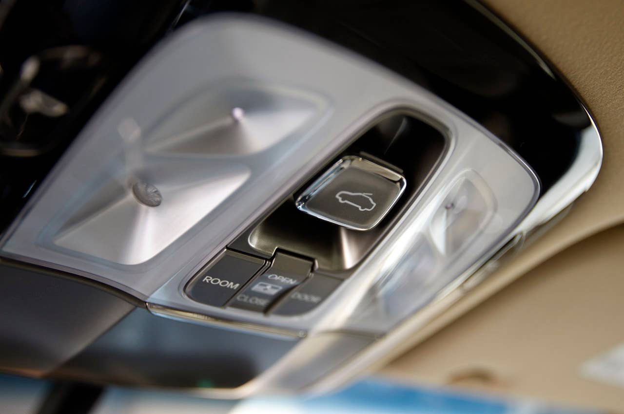 2012 Hyundai Azera trunk release button