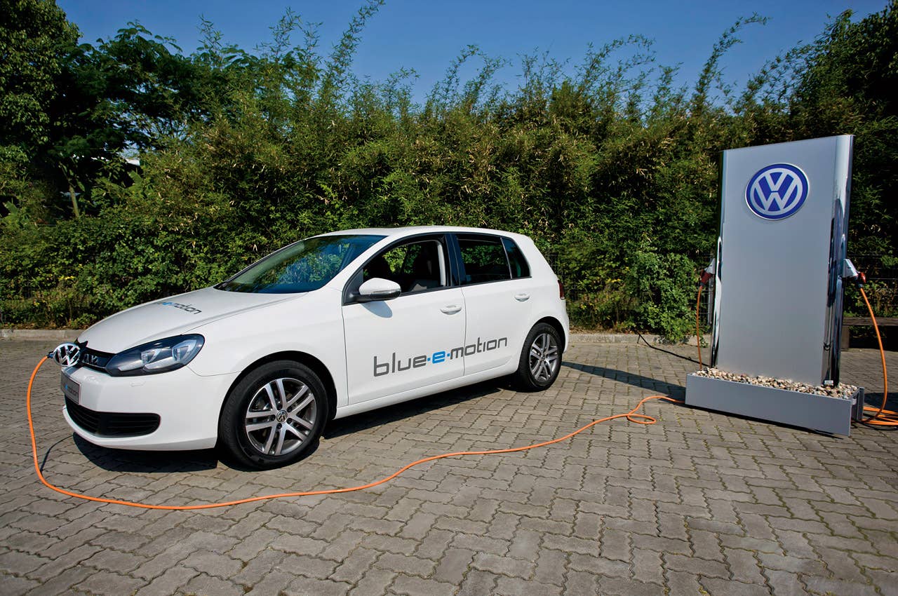 2014 Volkswagen Golf Blue-e-motion front 3/4 view