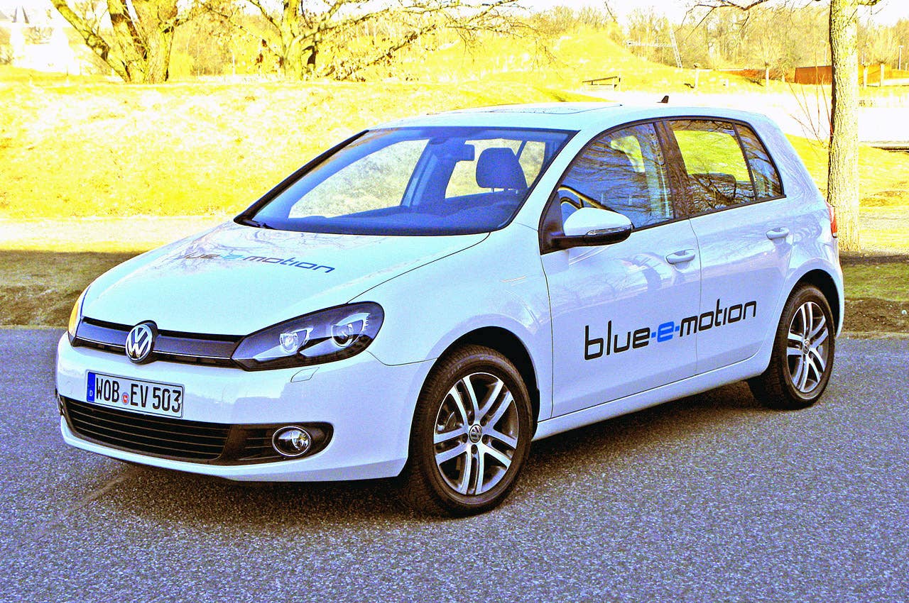2014 Volkswagen Golf Blue-e-motion front 3/4 view