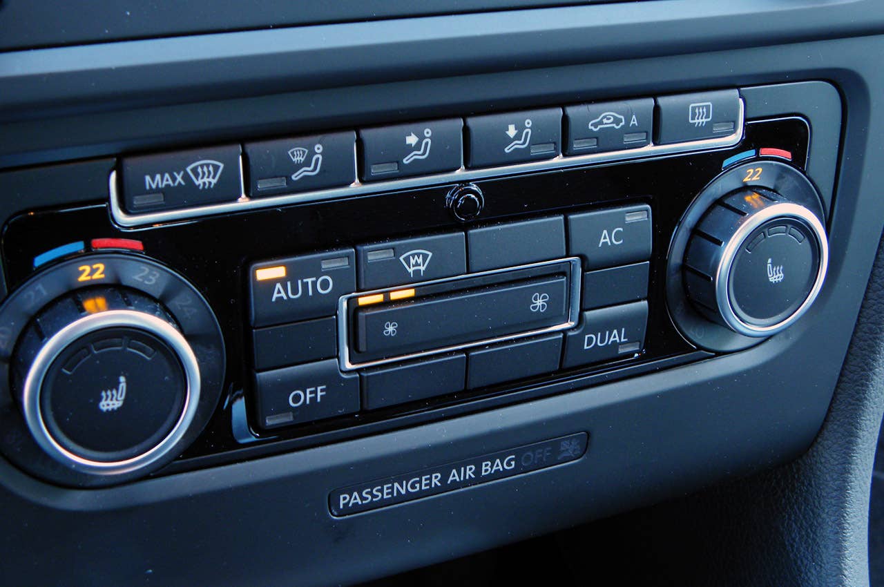 2014 Volkswagen Golf Blue-e-motion climate controls
