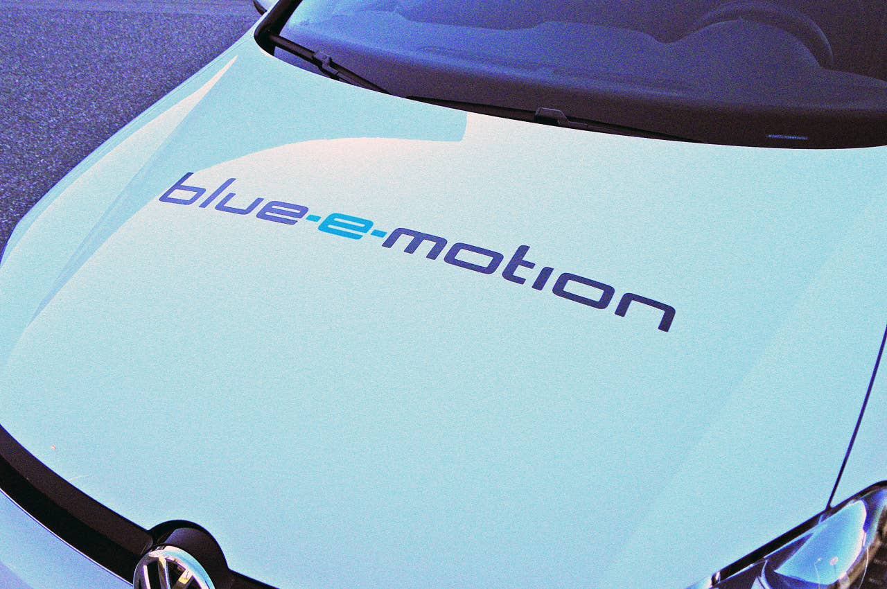 2014 Volkswagen Golf Blue-e-motion hood