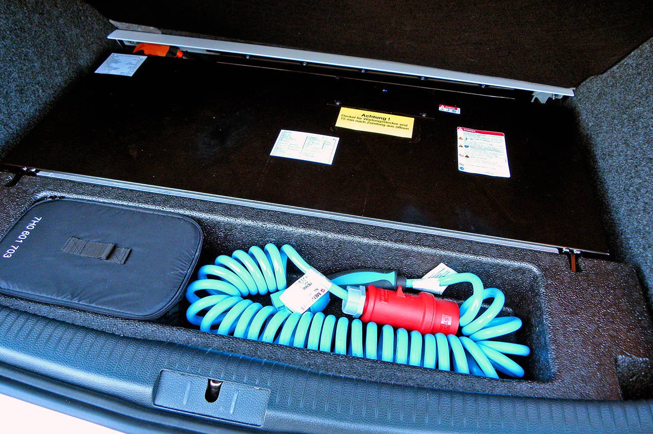 2014 Volkswagen Golf Blue-e-motion charging cable