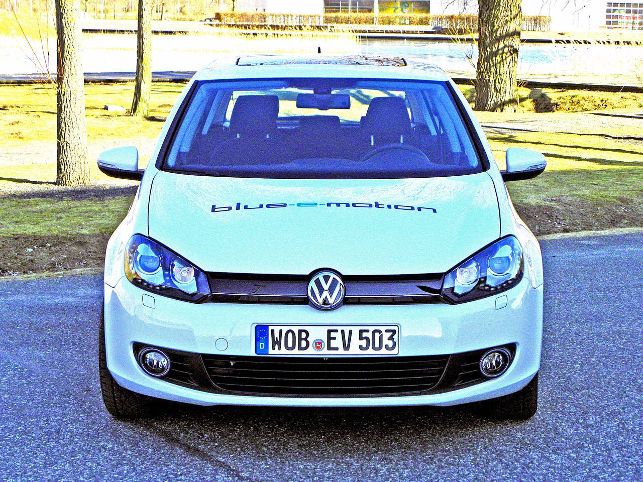 2014 Volkswagen Golf Blue-e-motion front view