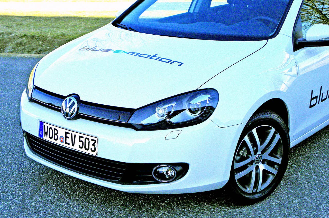 2014 Volkswagen Golf Blue-e-motion front detail