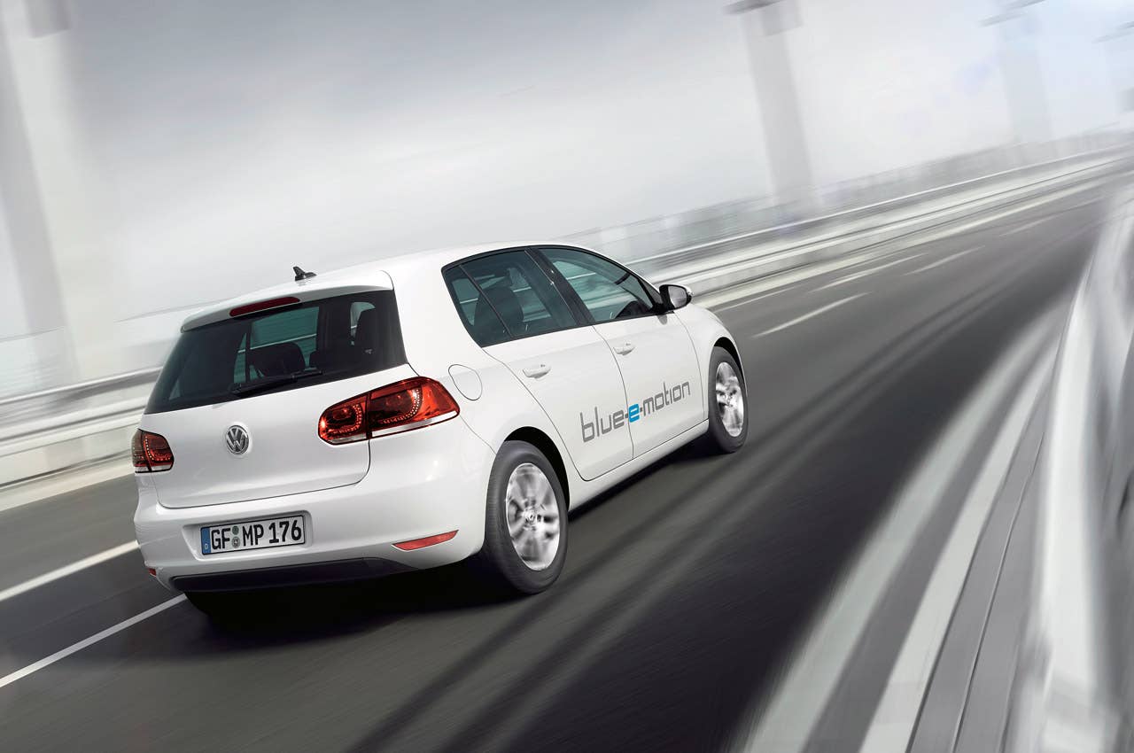 2014 Volkswagen Golf Blue-e-motion driving