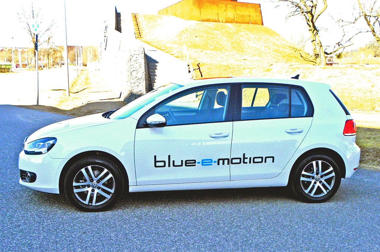 2014 Volkswagen Golf Blue-e-motion side view