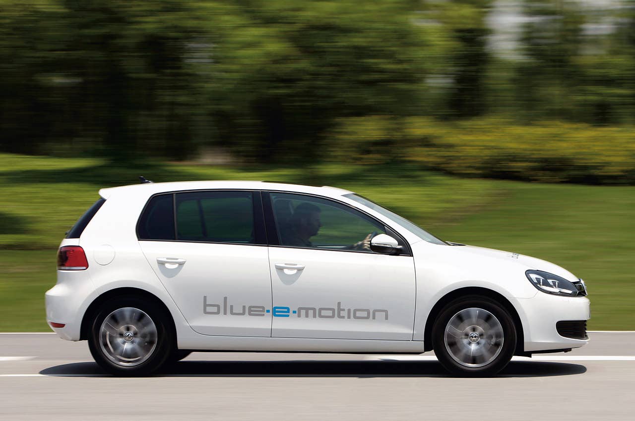 2014 Volkswagen Golf Blue-e-motion driving