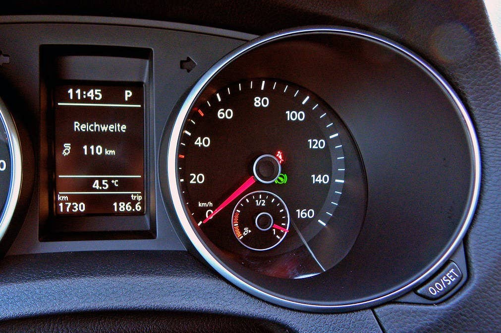 2014 Volkswagen Golf Blue-e-motion speedometer