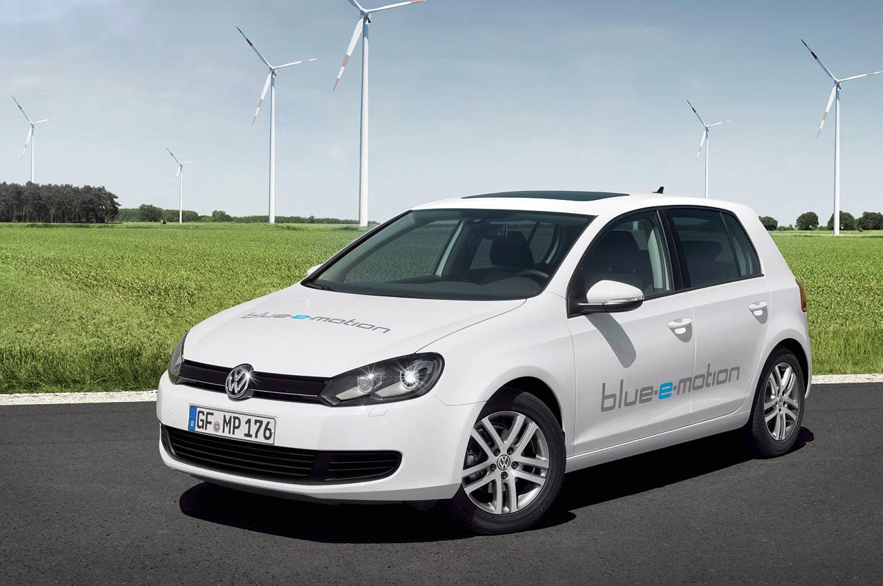 2014 Volkswagen Golf Blue-e-motion front 3/4 view