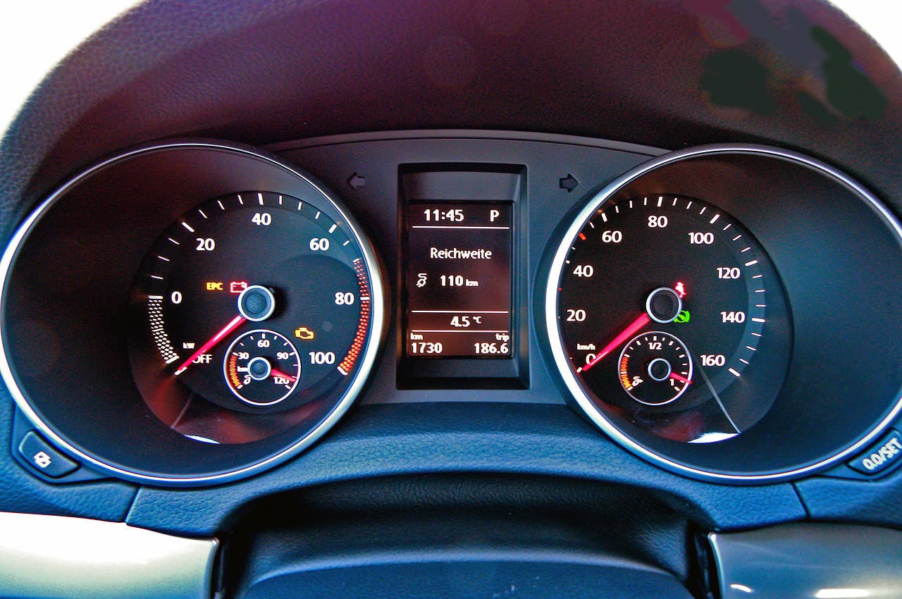 2014 Volkswagen Golf Blue-e-motion gauges