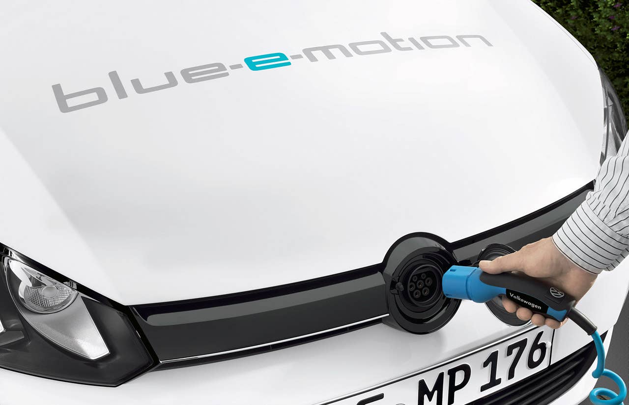 2014 Volkswagen Golf Blue-e-motion charge inlet