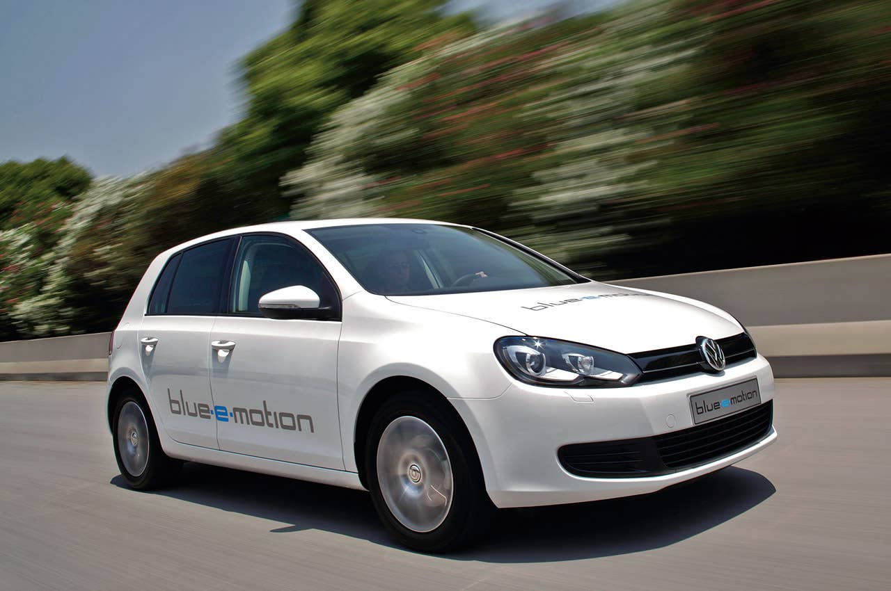 2014 Volkswagen Golf Blue-e-motion driving