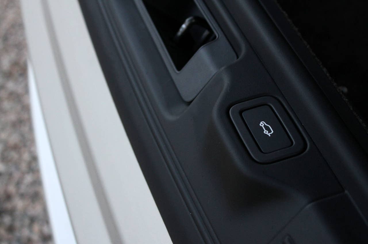 2013 Land Rover Range Rover automatic tailgate button