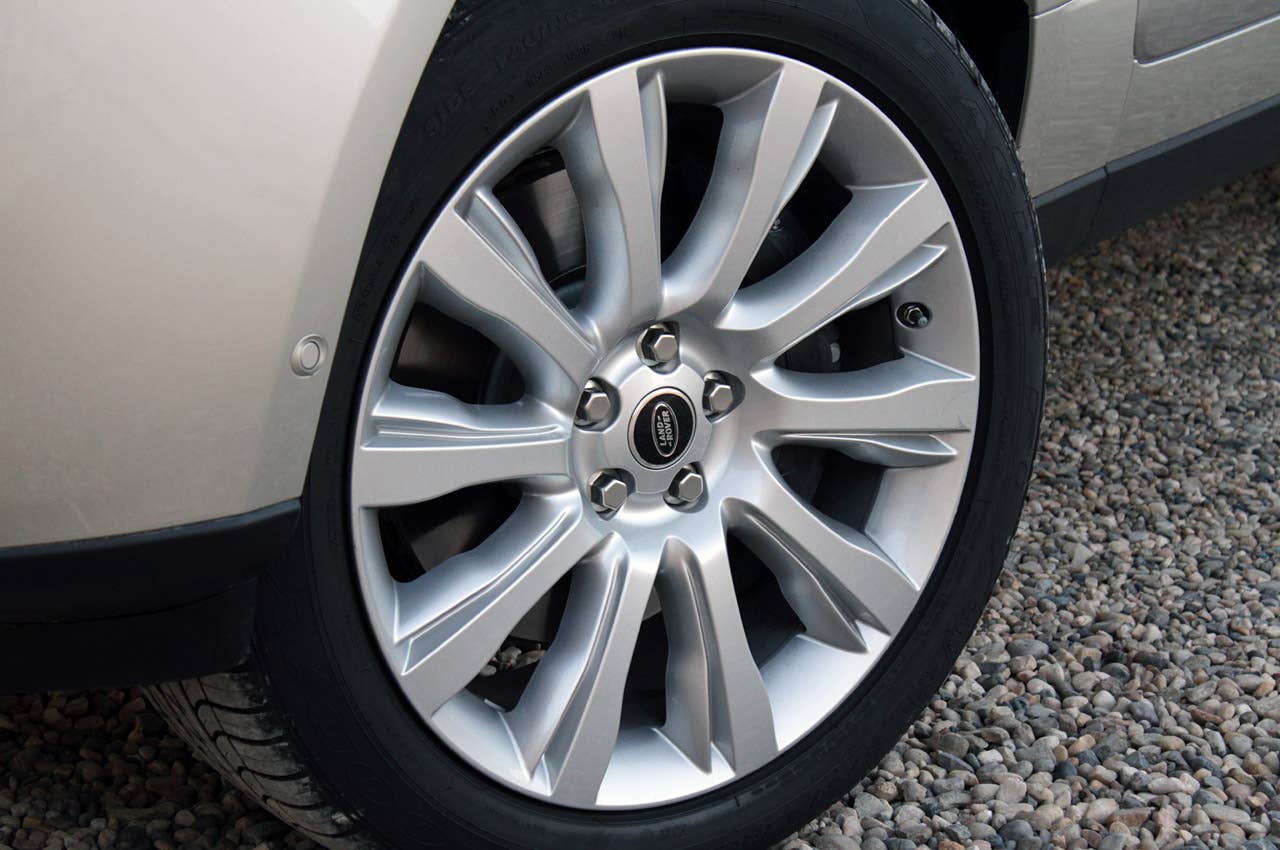 2013 Land Rover Range Rover wheel