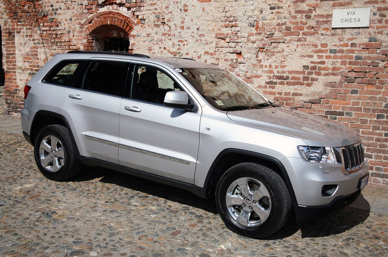 2011 Jeep Grand Cherokee 3.0 CRD front 3/4 view