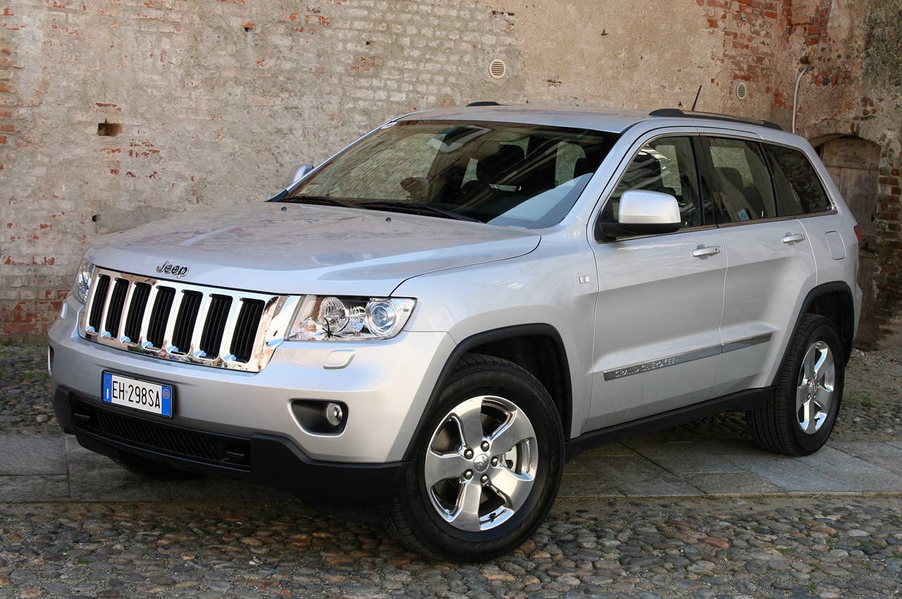 2011 Jeep Grand Cherokee 3.0 CRD front 3/4 view