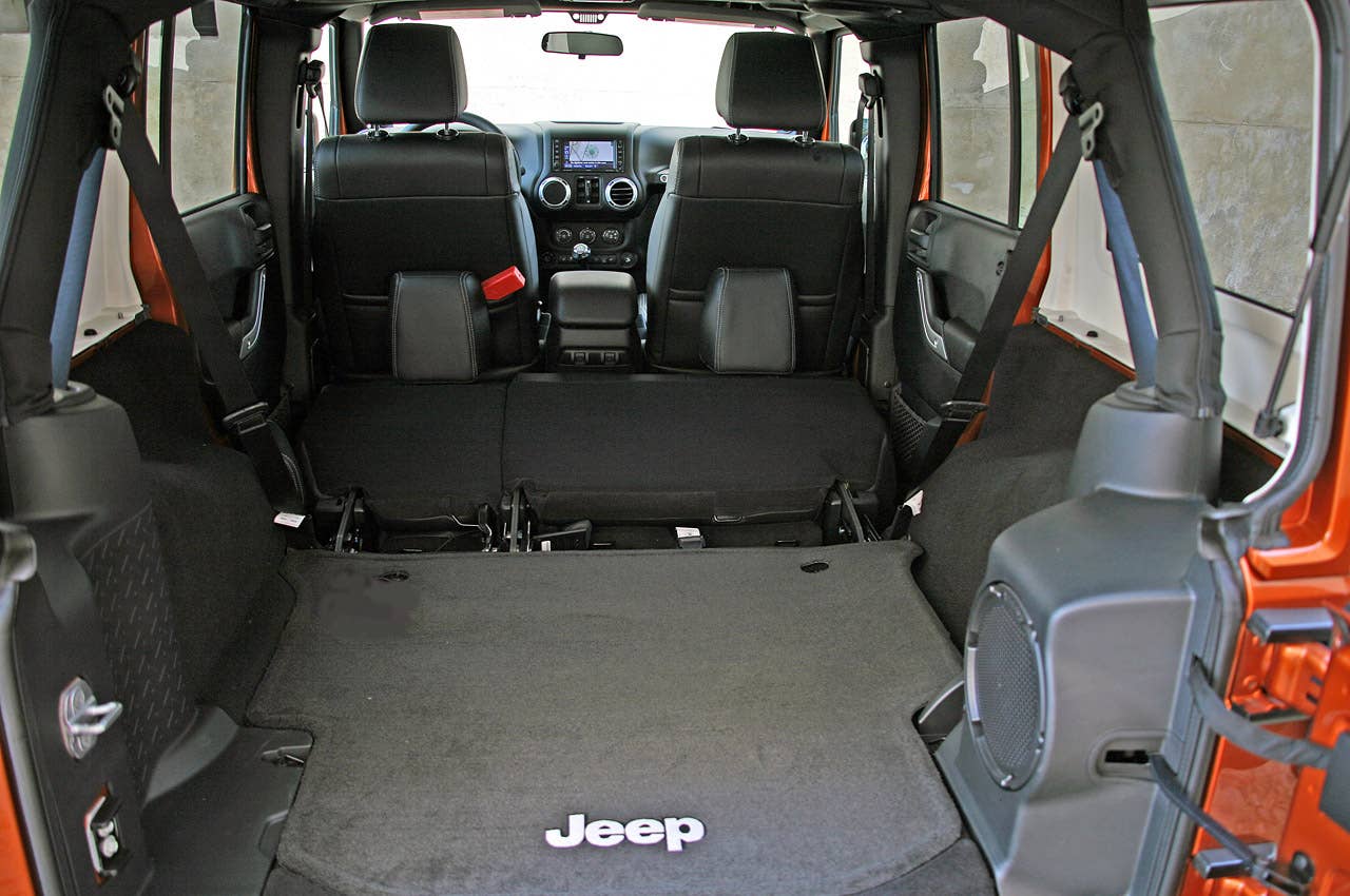 2011 Jeep Wrangler Unlimited 2.8 CRD rear cargo area