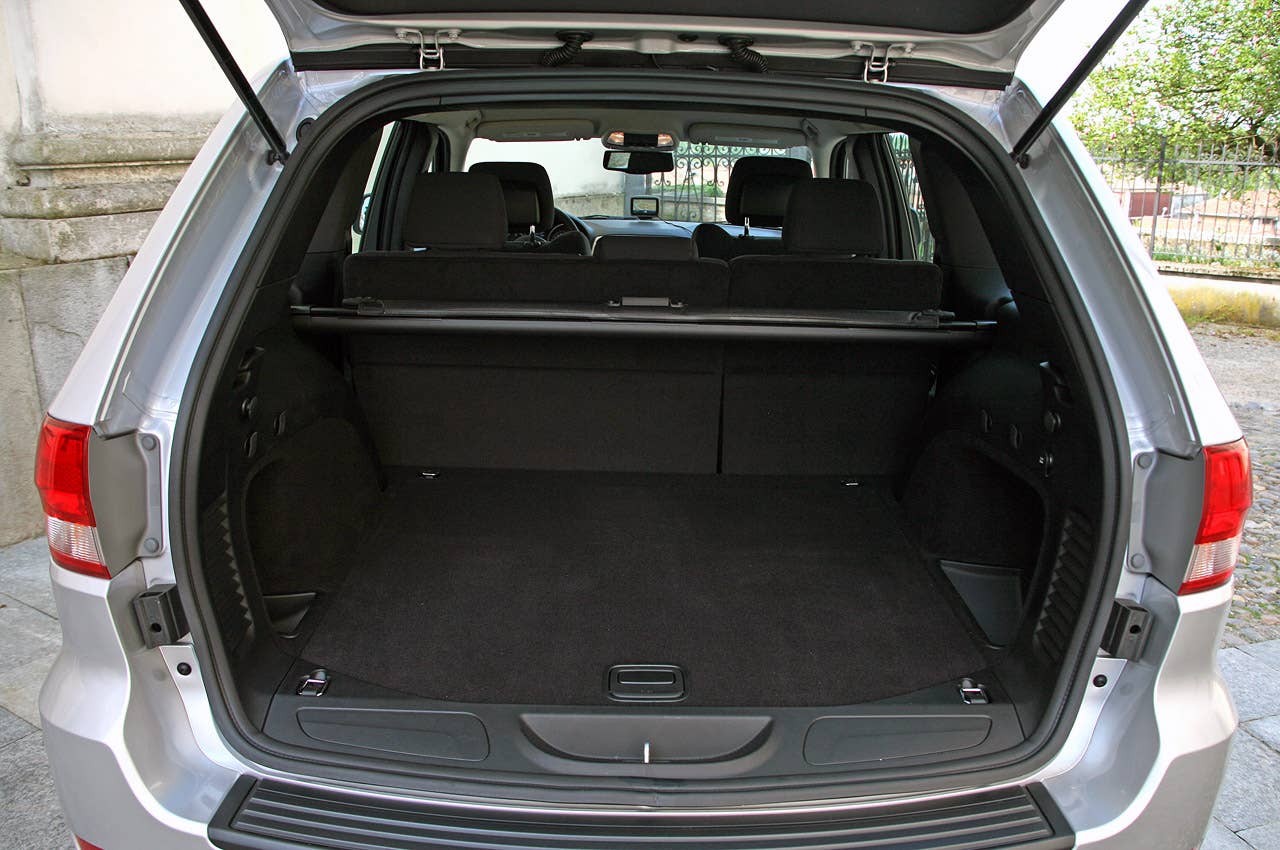 2011 Jeep Grand Cherokee 3.0 CRD rear cargo area