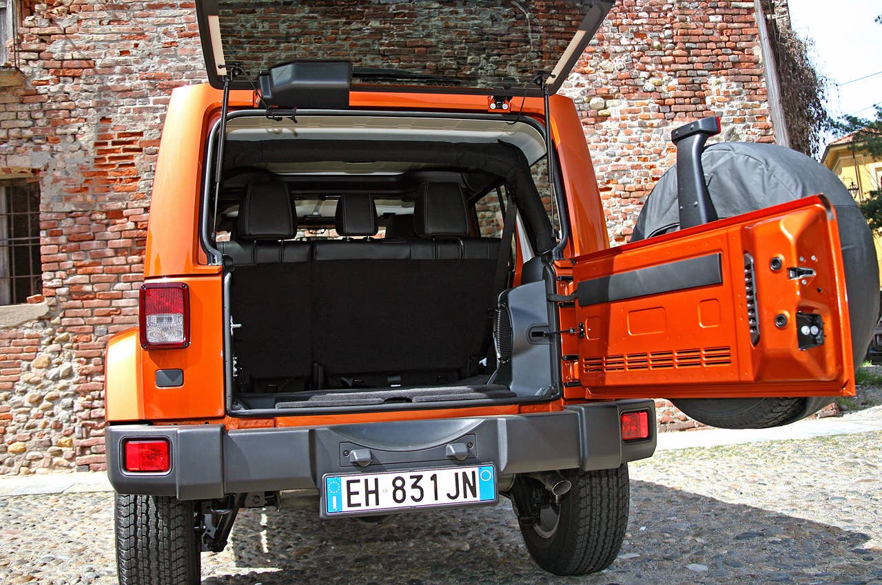 2011 Jeep Wrangler Unlimited 2.8 CRD rear cargo area