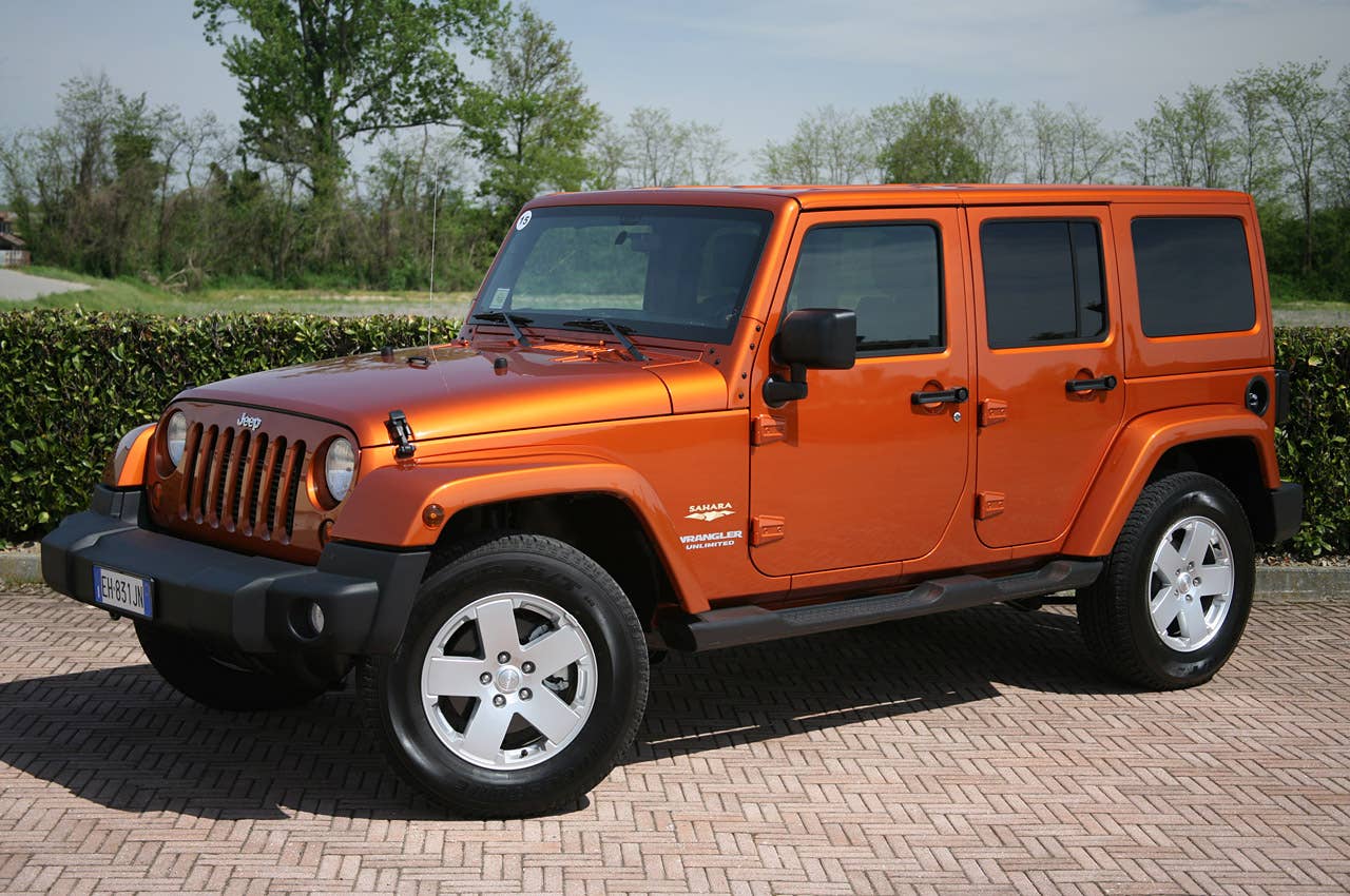 2011 Jeep Wrangler Unlimited 2.8 CRD front 3/4 view