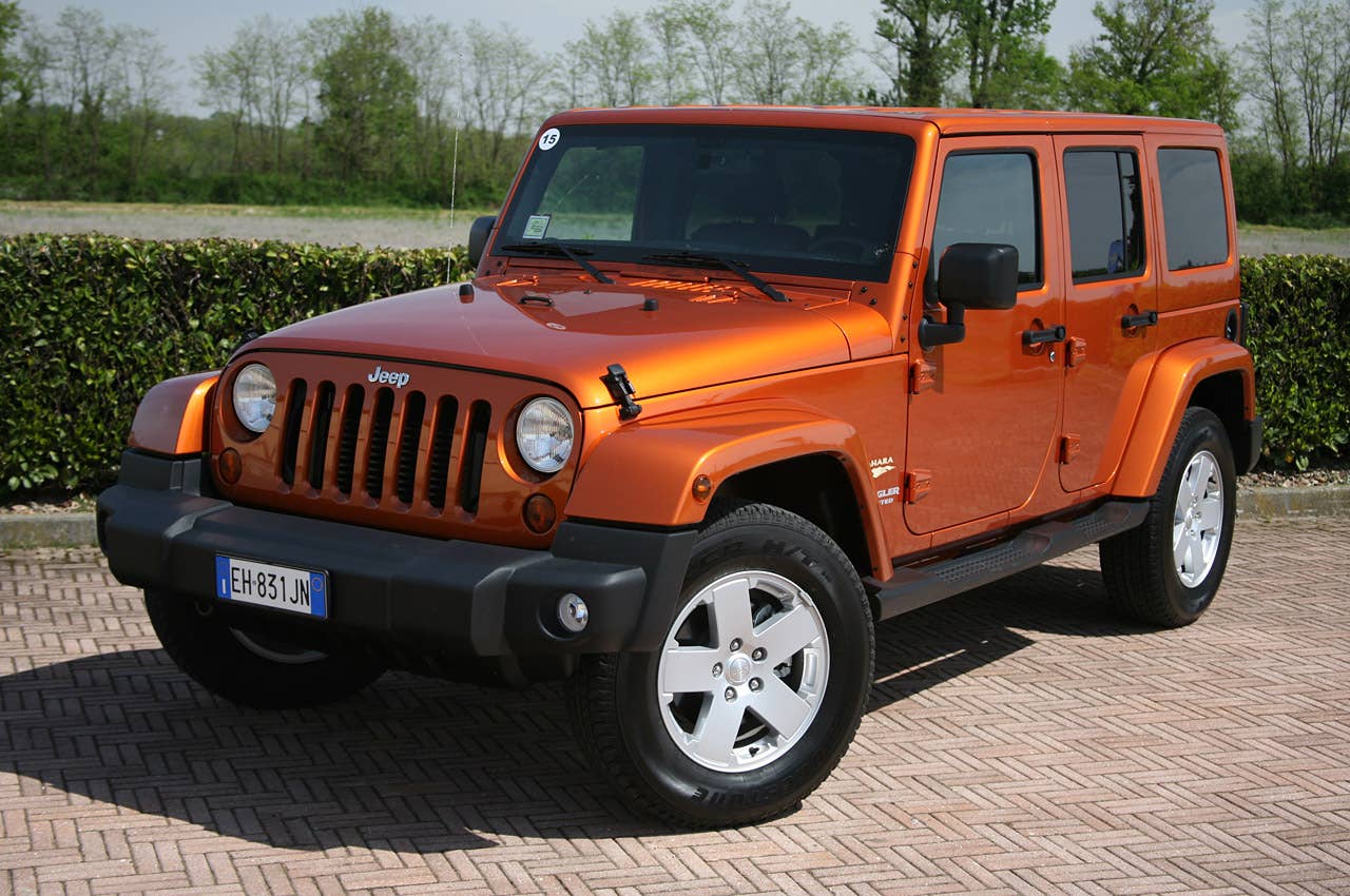 2011 Jeep Wrangler Unlimited 2.8 CRD front 3/4 view