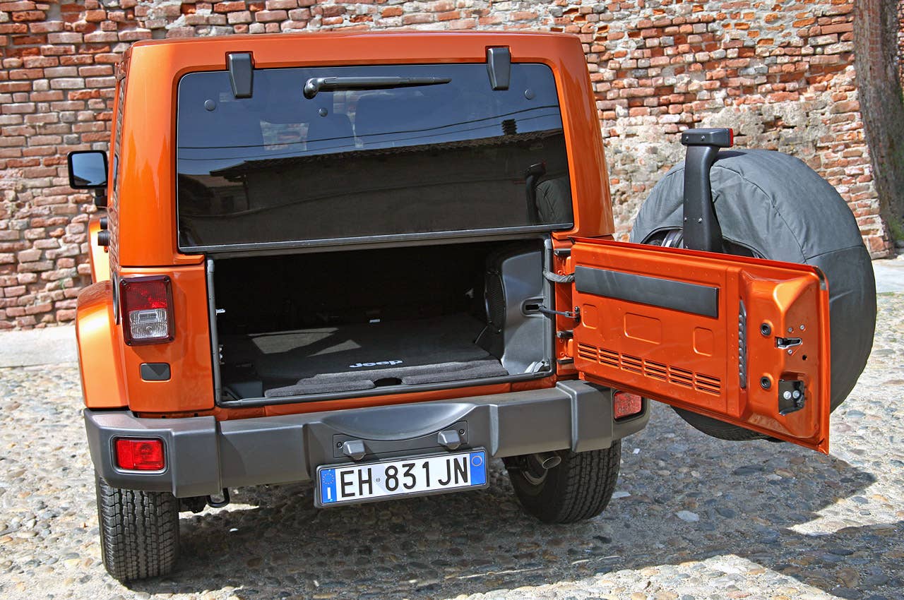 2011 Jeep Wrangler Unlimited 2.8 CRD rear cargo area
