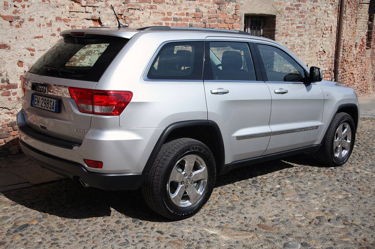2011 Jeep Grand Cherokee 3.0 CRD rear 3/4 view