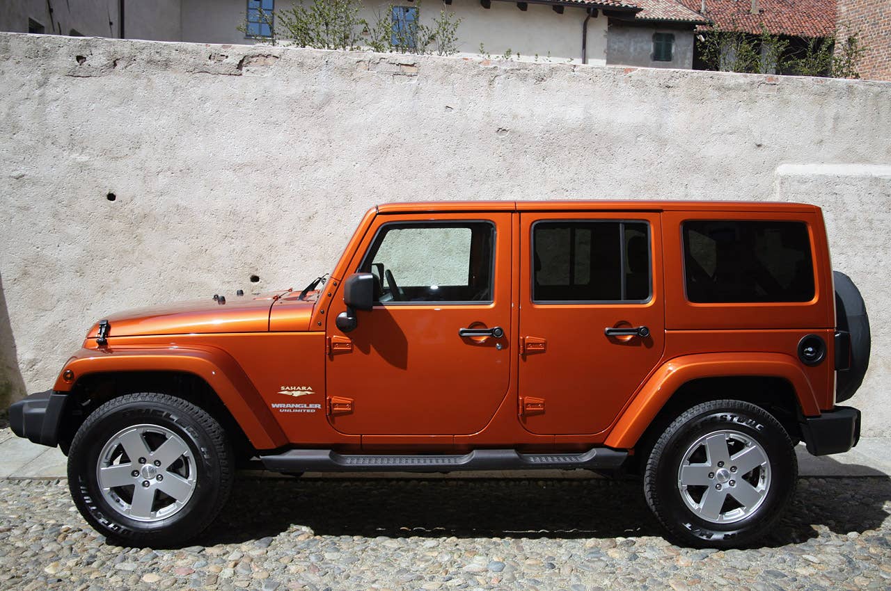 2011 Jeep Wrangler Unlimited 2.8 CRD side view