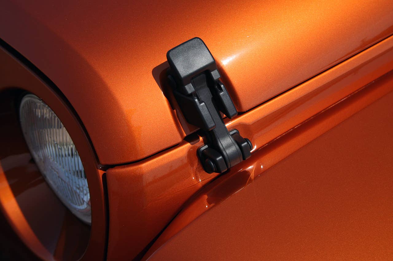 2011 Jeep Wrangler Unlimited 2.8 CRD hood latch