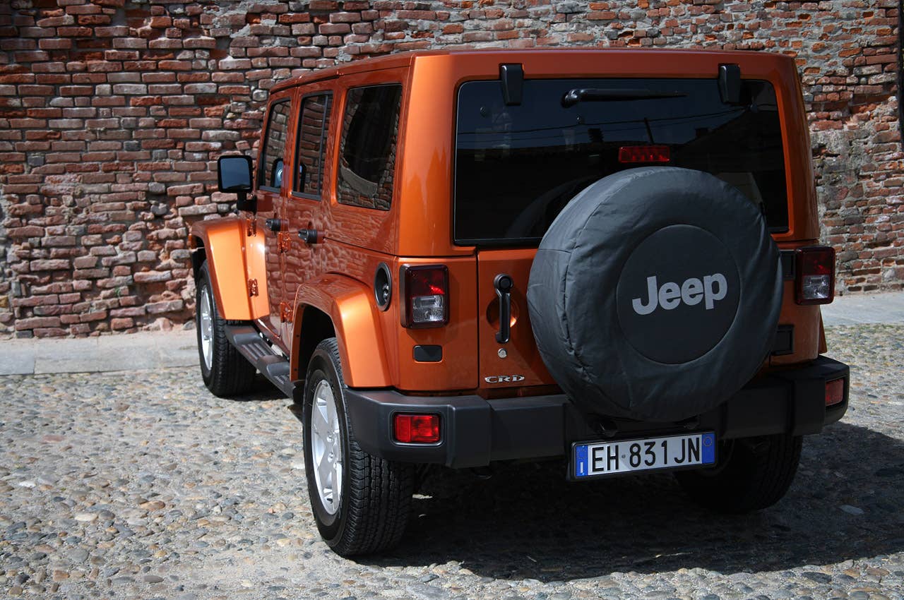 2011 Jeep Wrangler Unlimited 2.8 CRD rear 3/4 view