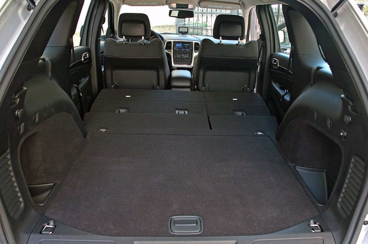 2011 Jeep Grand Cherokee 3.0 CRD rear cargo area
