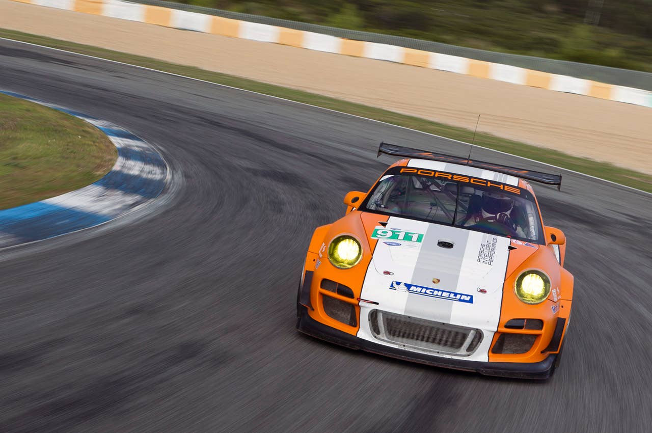 Porsche 911 GT3 R Hybrid 2.0 driving