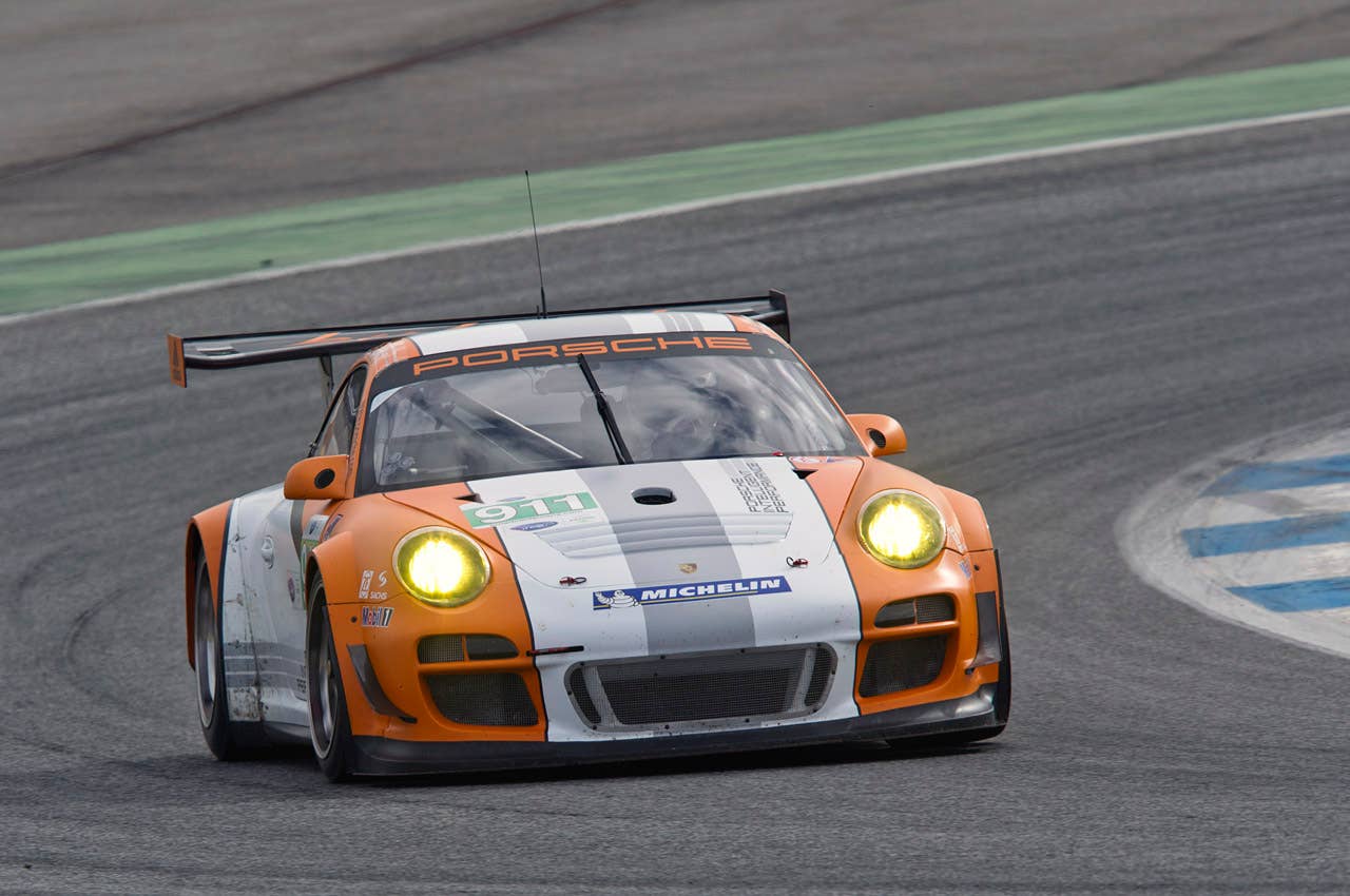 Porsche 911 GT3 R Hybrid 2.0 driving