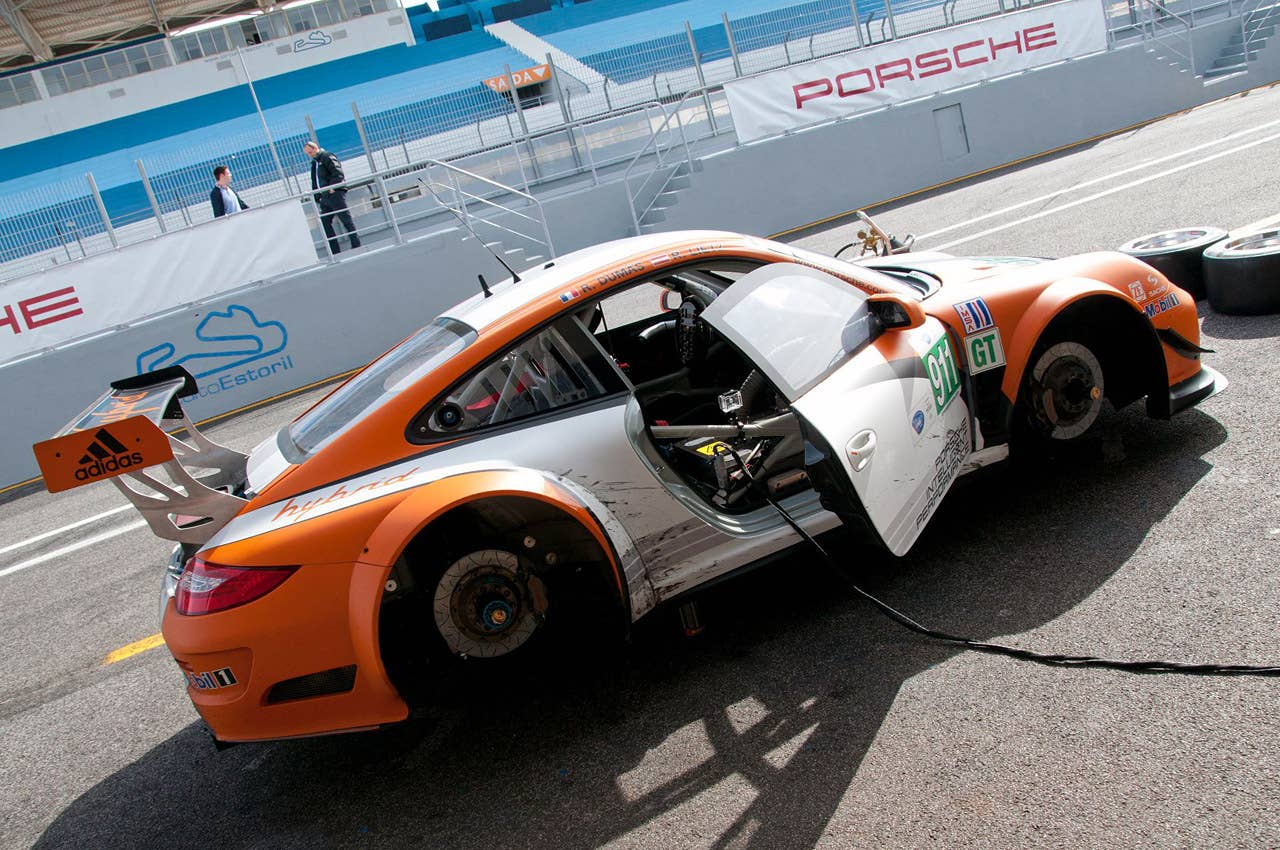 Porsche 911 GT3 R Hybrid 2.0 in the pits