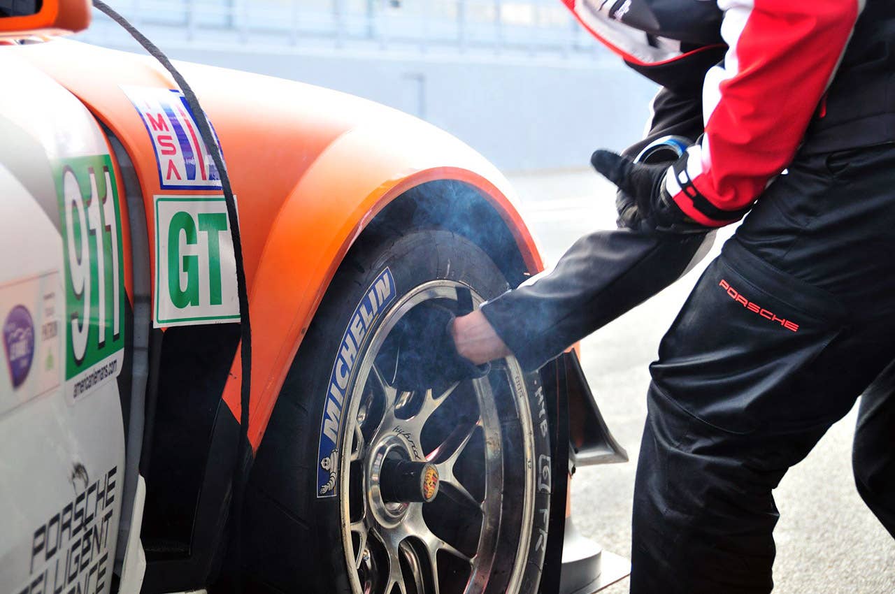 Porsche 911 GT3 R Hybrid 2.0 tire change