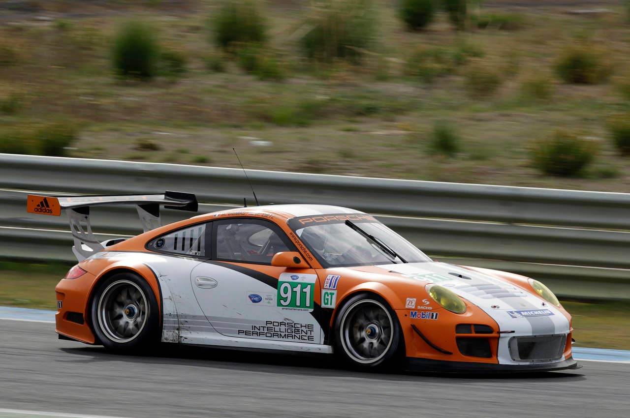 Porsche 911 GT3 R Hybrid 2.0 driving