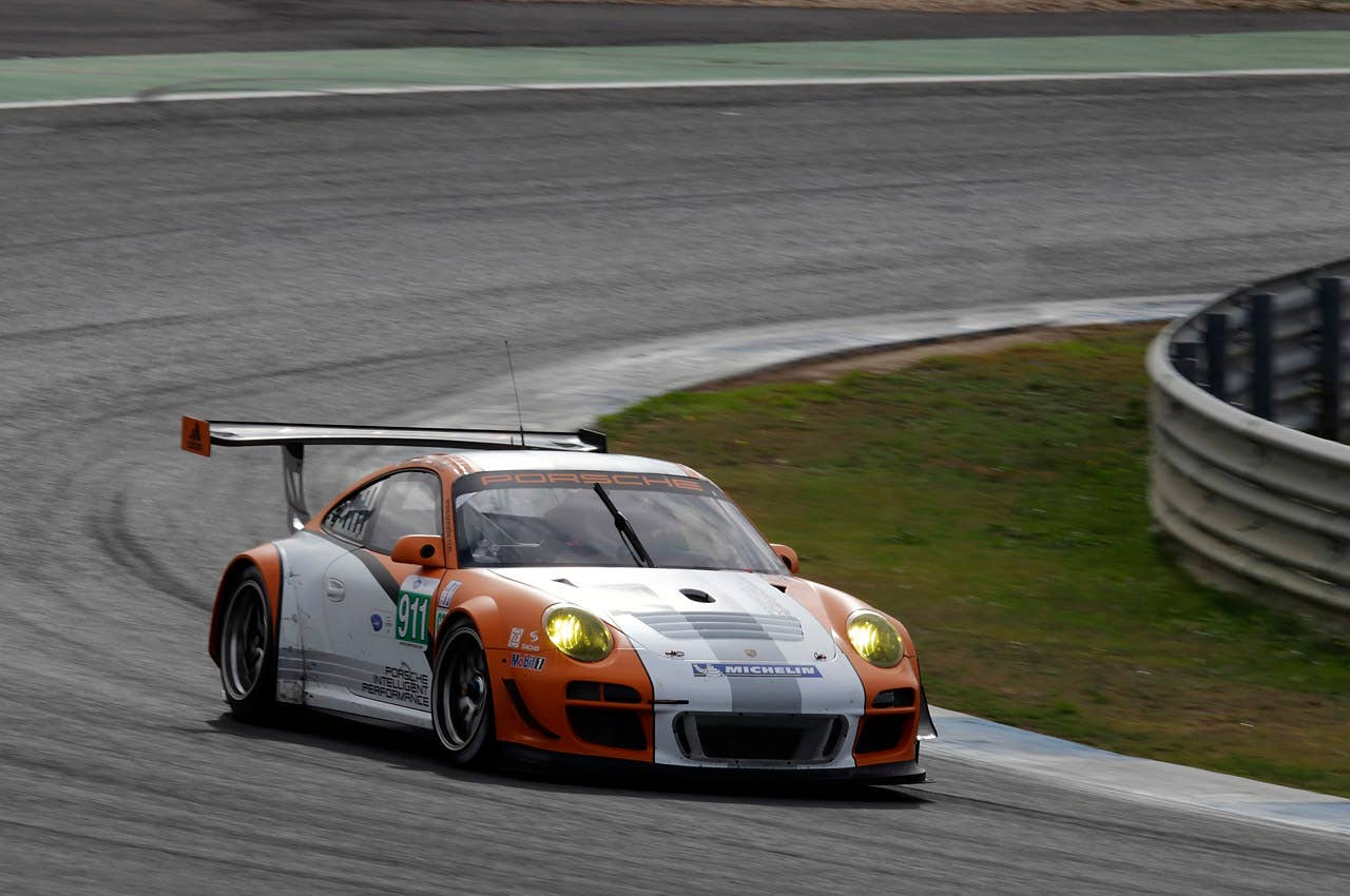 Porsche 911 GT3 R Hybrid 2.0 driving
