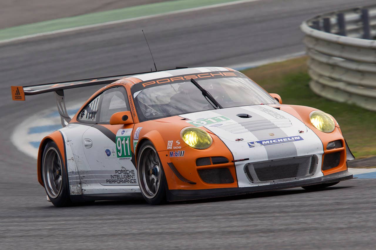 Porsche 911 GT3 R Hybrid 2.0 driving