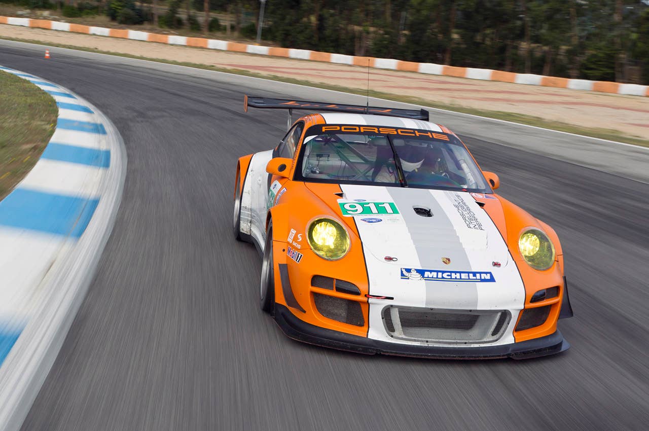 Porsche 911 GT3 R Hybrid 2.0 driving