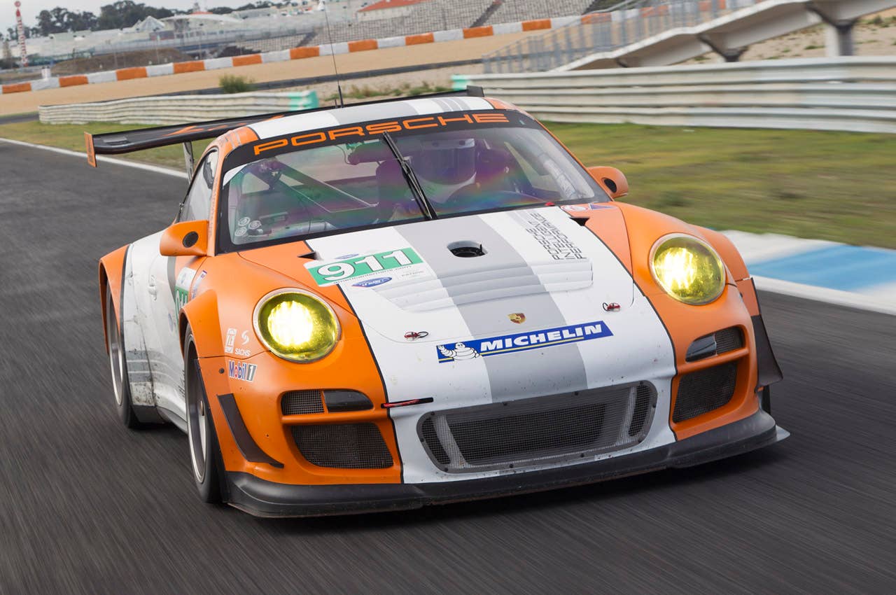 Porsche 911 GT3 R Hybrid 2.0 driving