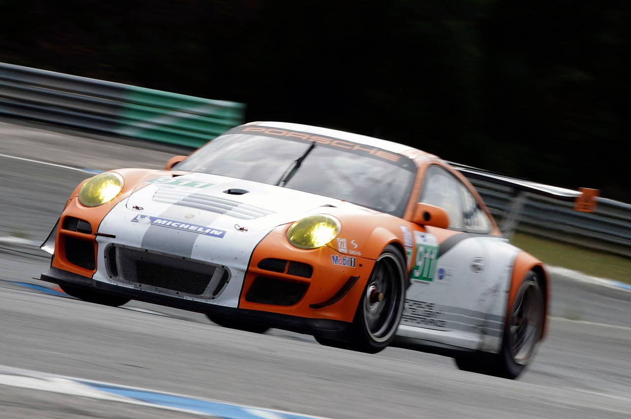 Porsche 911 GT3 R Hybrid 2.0 driving