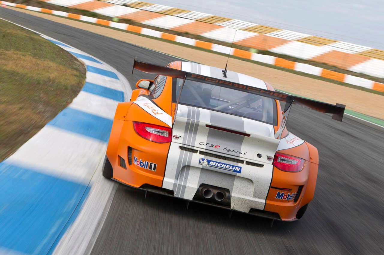 Porsche 911 GT3 R Hybrid 2.0 driving